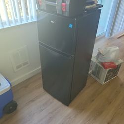 Mini Fridge And Freezer Brand New Worth 200$ 