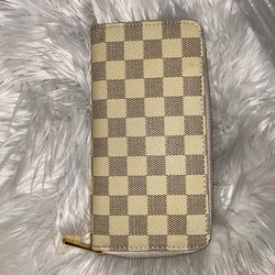 White And Gray Checked Zipper Wallet 