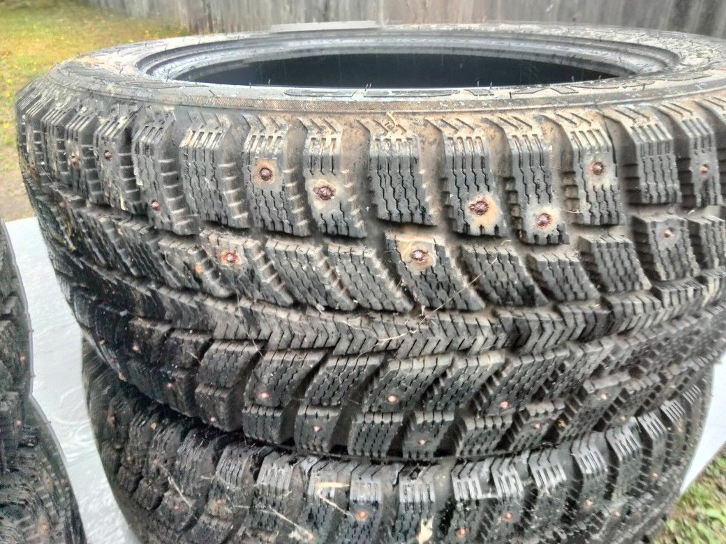 225/55R 17 Studded Snow Tires