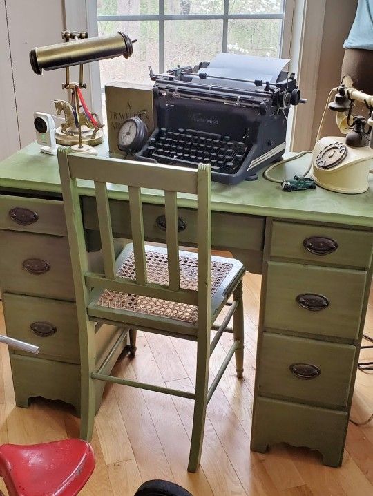 Cute Desk.. Excellent Condition!
