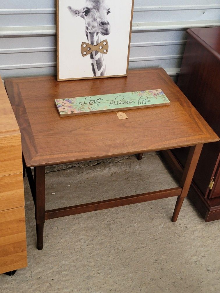 CUTE SIDE / END TABLE
