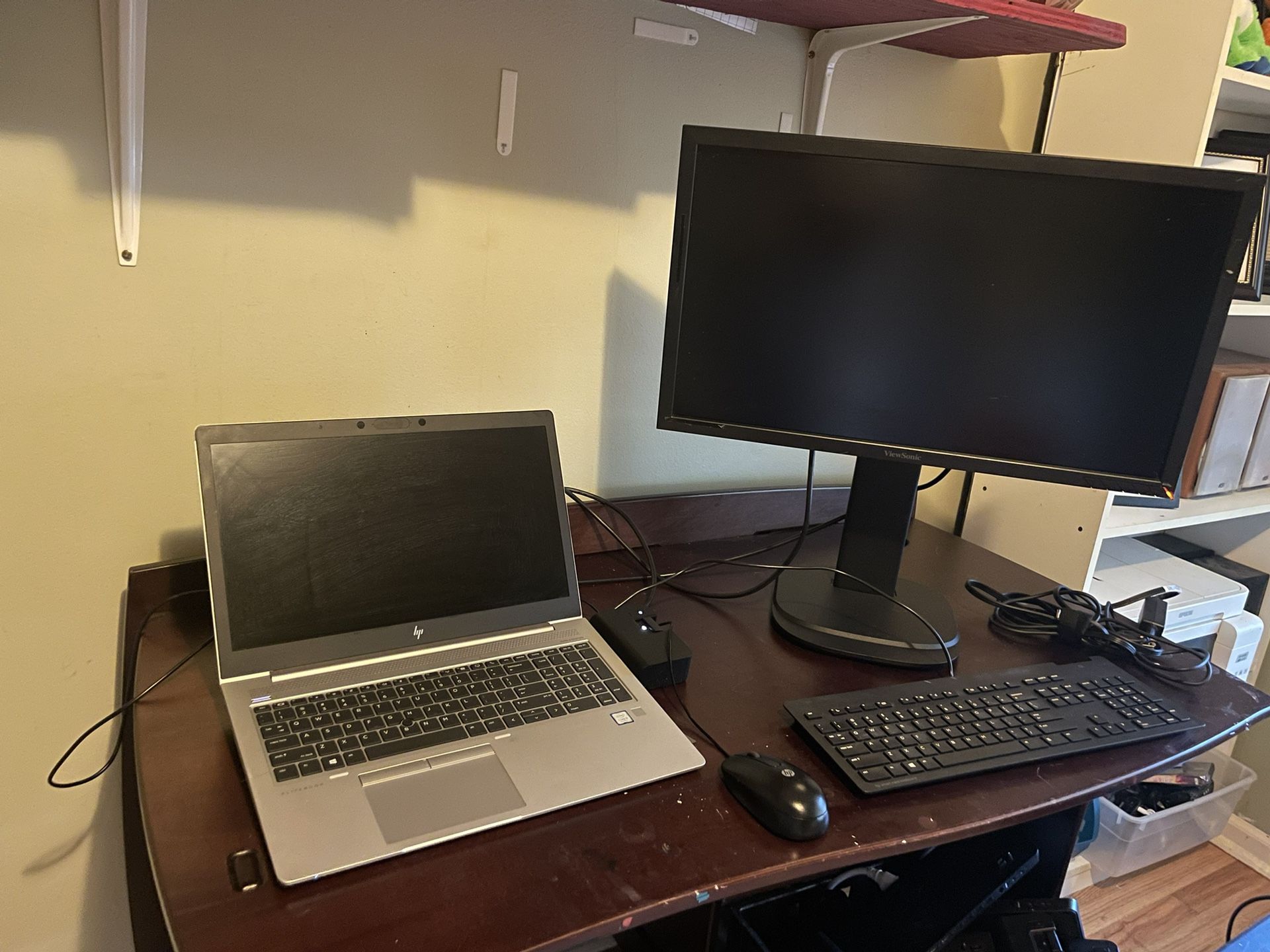 Laptop, Monitor, Docking Station.