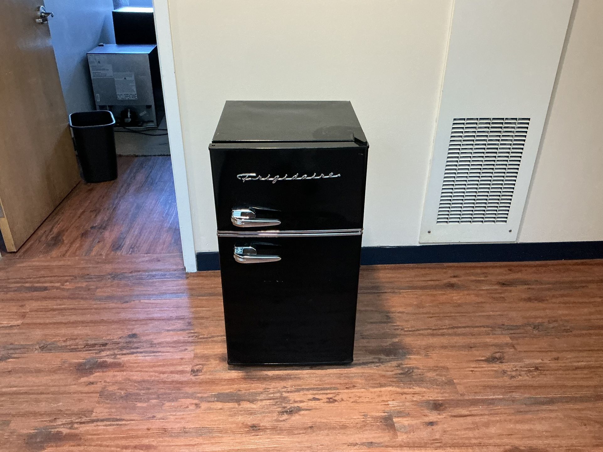 Frigidaire 3.1-cu ft Mini Fridge with Freezer