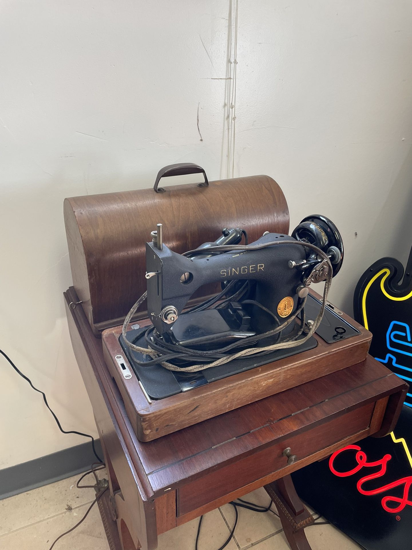 Antique Portable Singer Sewing machine, Complete and in Great Shape