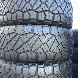 SET NITTO RIDGE GRAPPLER AT (4) 265-70 R17