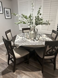 Diningroom table with chairs