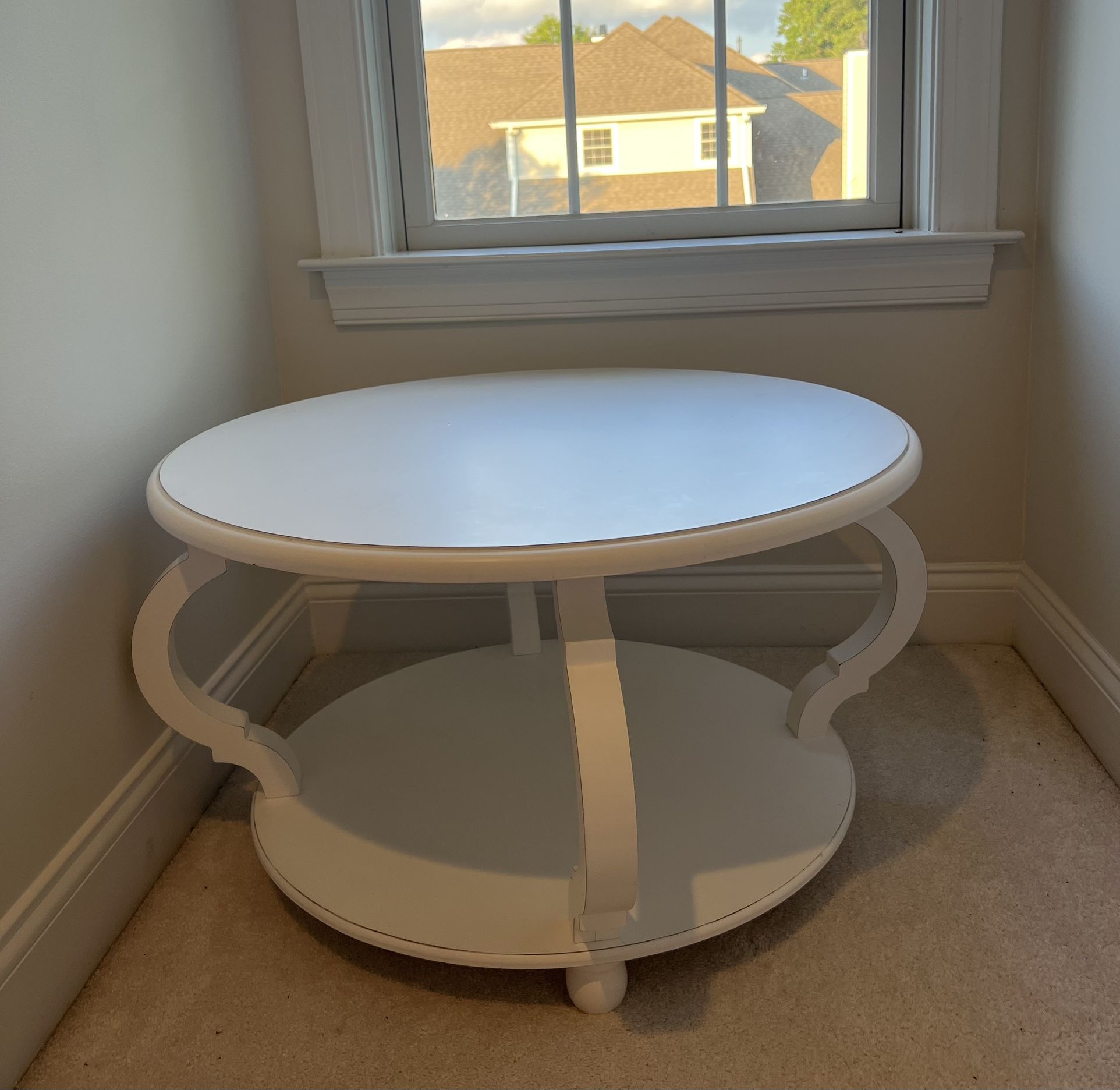 Elegant White Oval Side Table – Excellent Condition