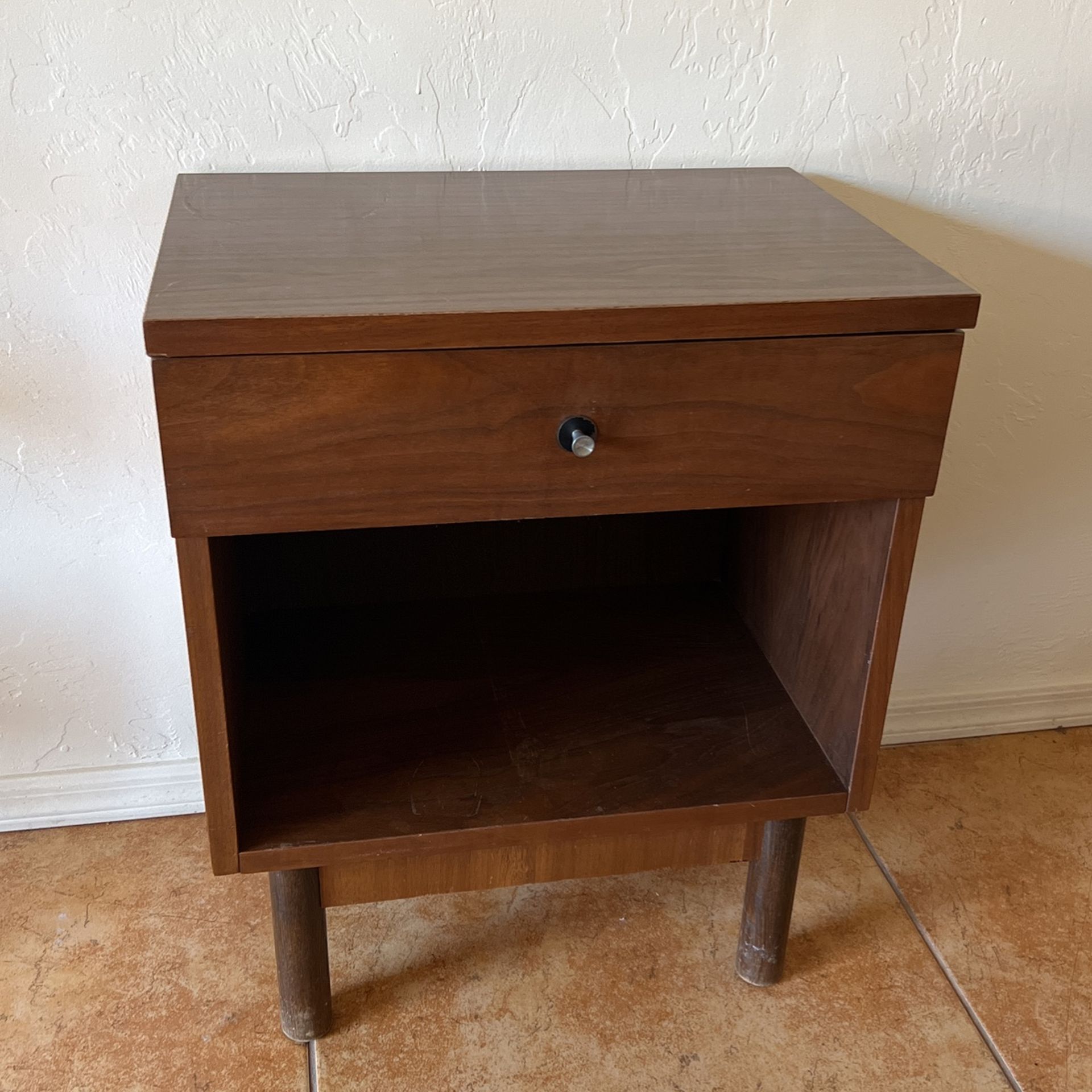 Distinctive Furniture By Stanley Antique Night Stand 