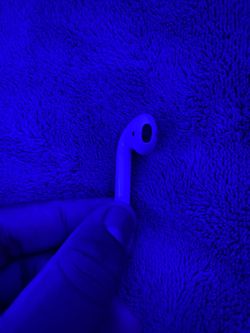 Right AirPod (1st Gen)