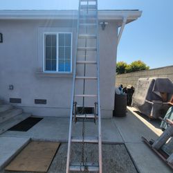 28' FEET WERNER ALUMINUM EXTENDED LADDER 