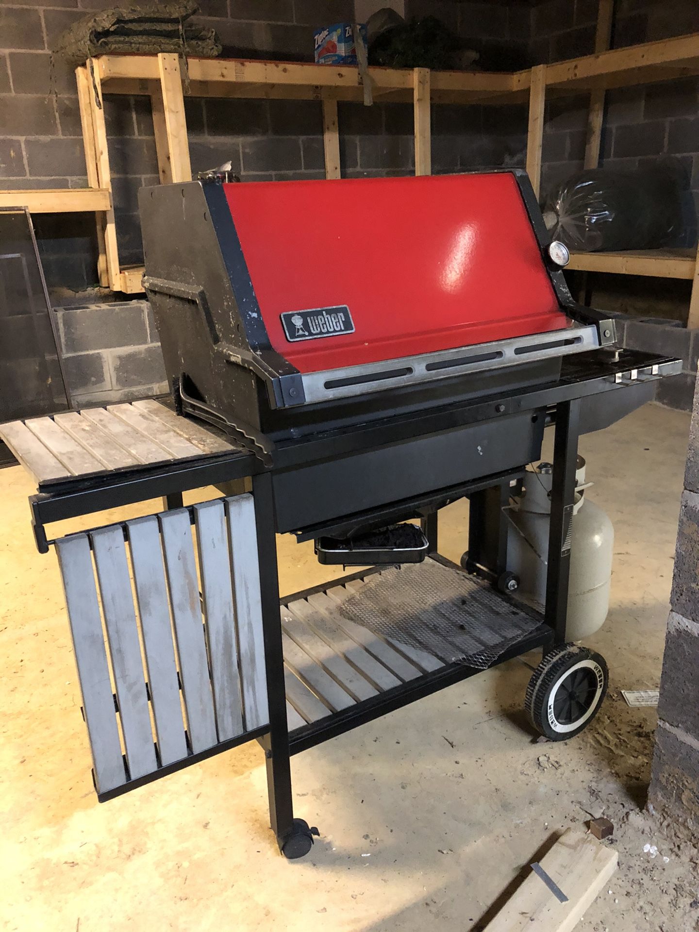 WEBER GRILL - FOR PARTS - NEEDS TO BE FIXED