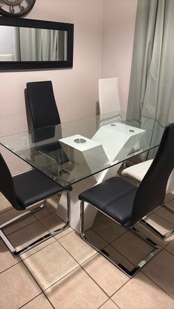Glass dining room table! Great condition!!