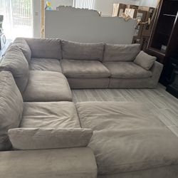 Sofá Seccional Grande Gris, Excelente Estado, 1 Año de Uso Title: Large Grey Sectional Sofa, Excellent Condition, 1 Year Old
