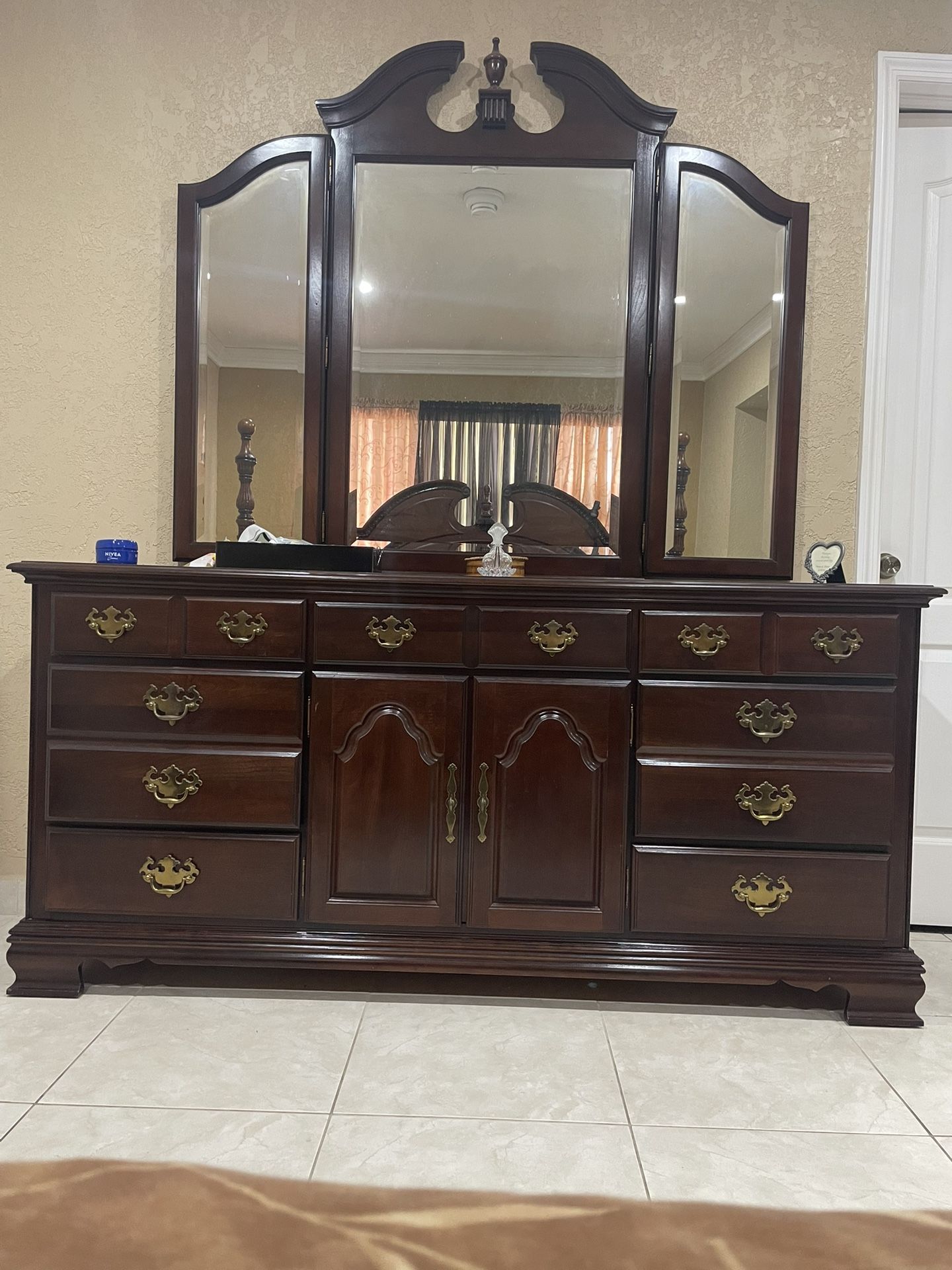 KINCAID FURNITURE Cherry Wood Tradicional King Size Bed, Mattress, 2 Nightstands, Dresser With Trifold Mirror.