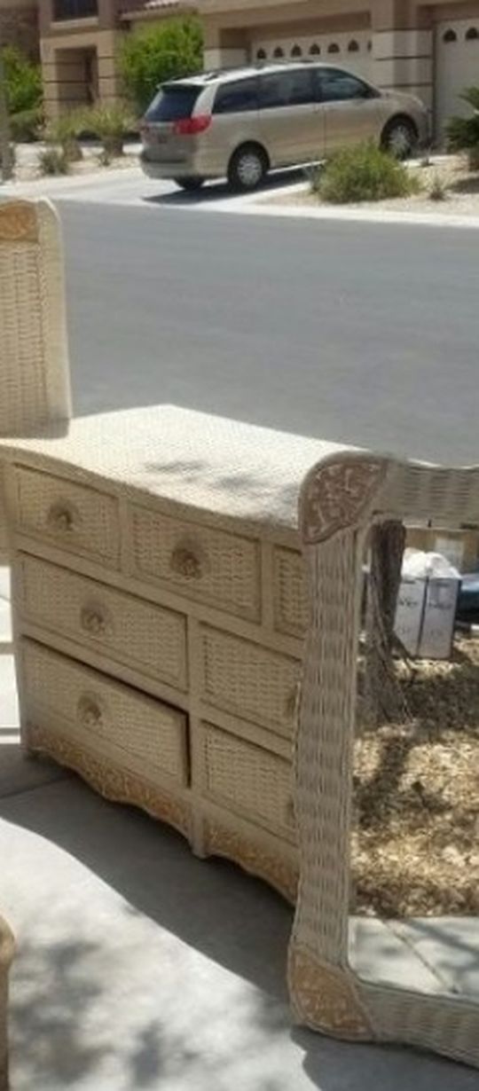 White wicker Pier One very well made Single bedroom furniture