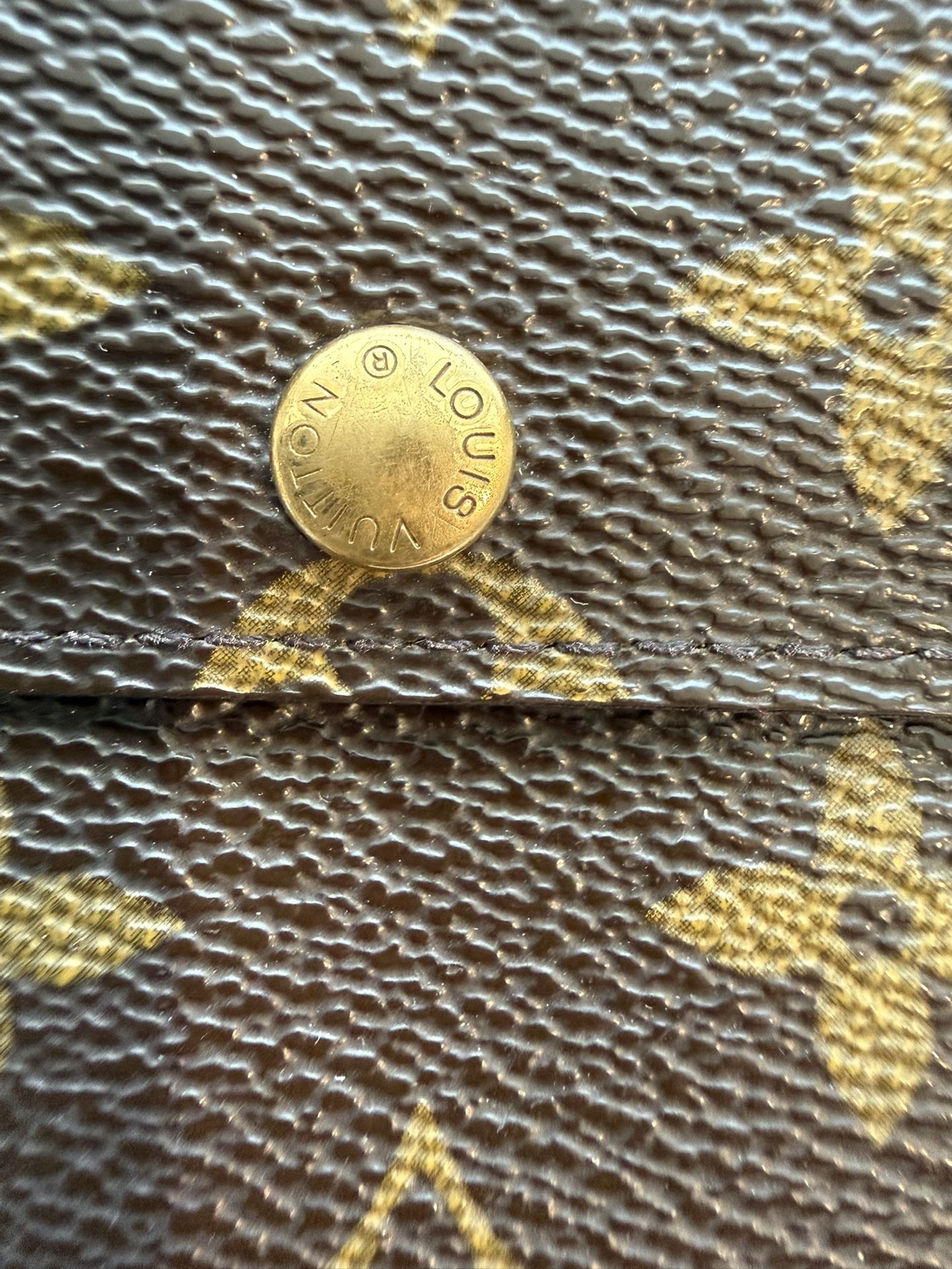 Authentic LOUIS VUITTON Wallet In monogram 