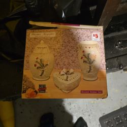 HAND PAINTED PORCELAN BOXED TRINKET SET