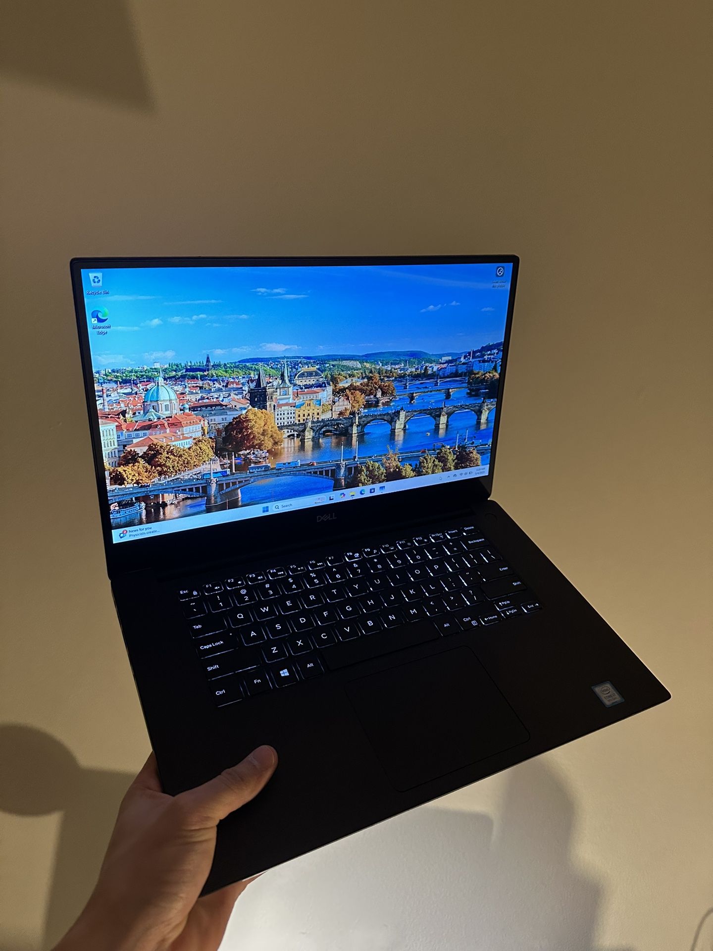 Dell XPS 15 9570 Laptop, i7 8750H, 16 GB memory, 512 GB SSD, GTX 1050 Ti Graphics card.
