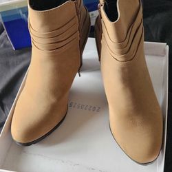 Womans Heel Boots, Size 8W