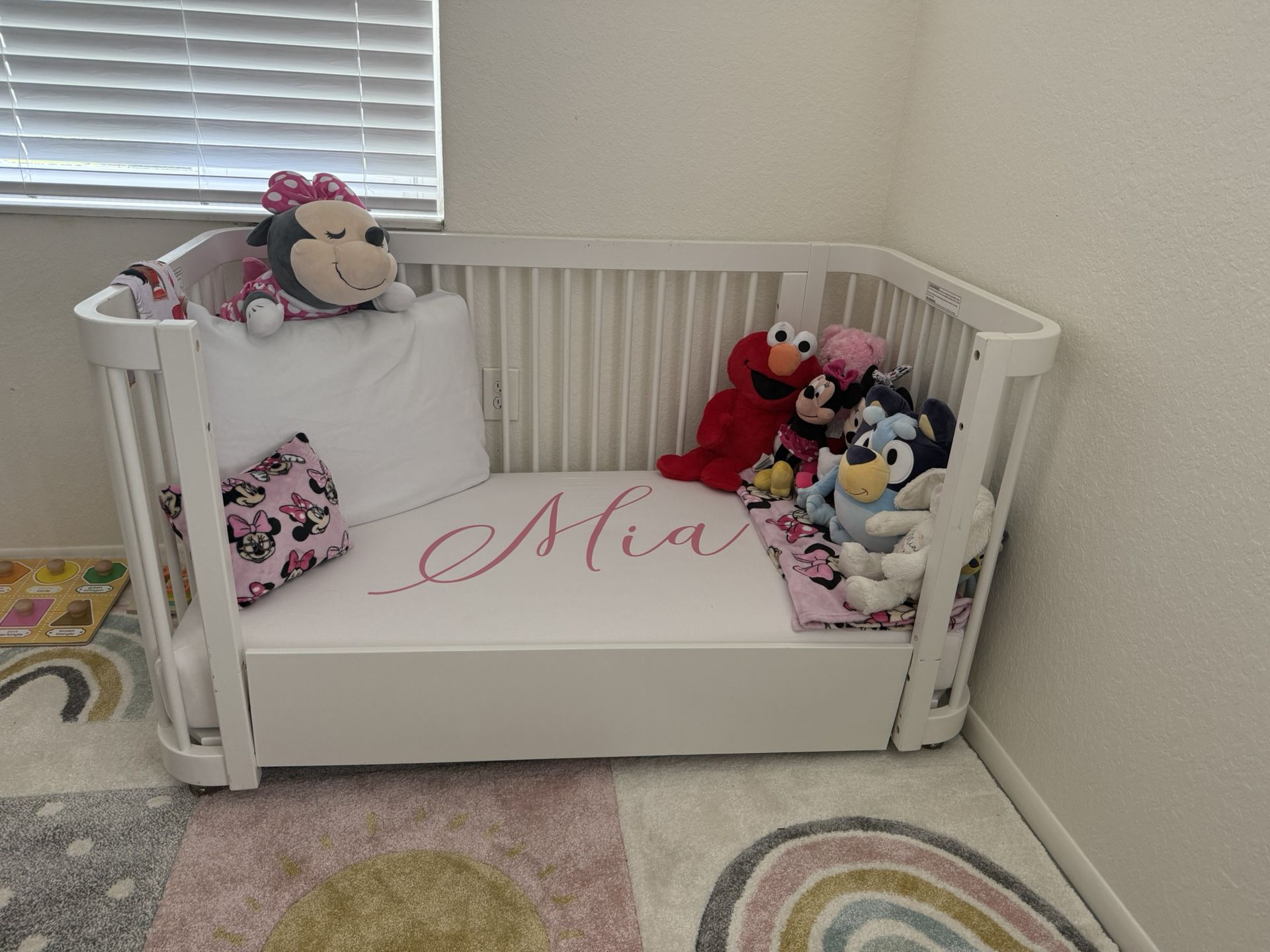 Grow With You Baby Crib - Turns Into A Toddler Bed.