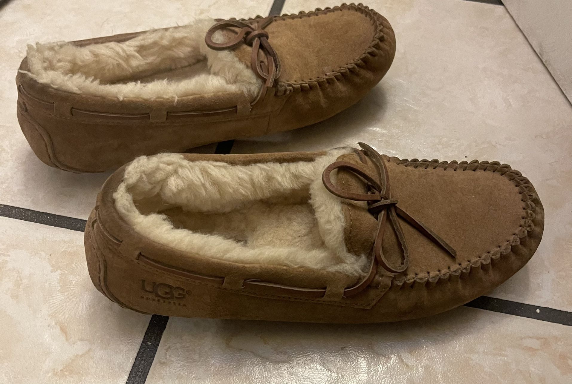 UGG Womens Dakota Chestnut Moccasin Slippers Size 9