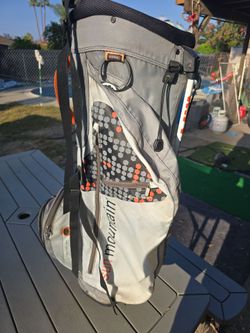 Sun mountain lightweight stand golf bag.. A little bit stained down the bottom