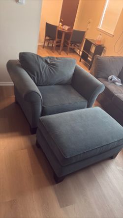SUPER clean, WIDE LOVE SEAT WITH OTTOMAN