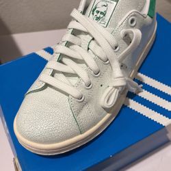 adidas STAN SMITH. (women’s 7)