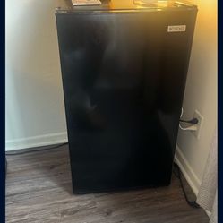 Igloo Mini Fridge With freezer 