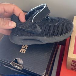 Black Nike Shoes