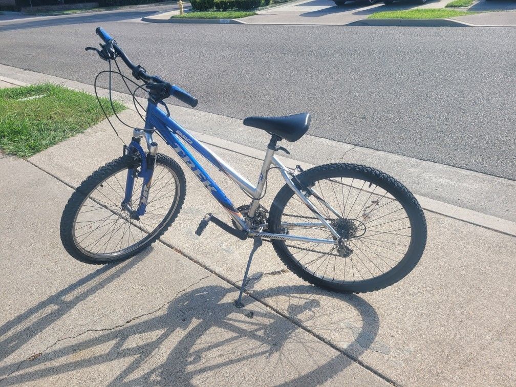 TREK 820 MOUNTAIN BIKE