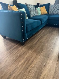 BLUE CHIC RETRO STUDDED COUCH 400$