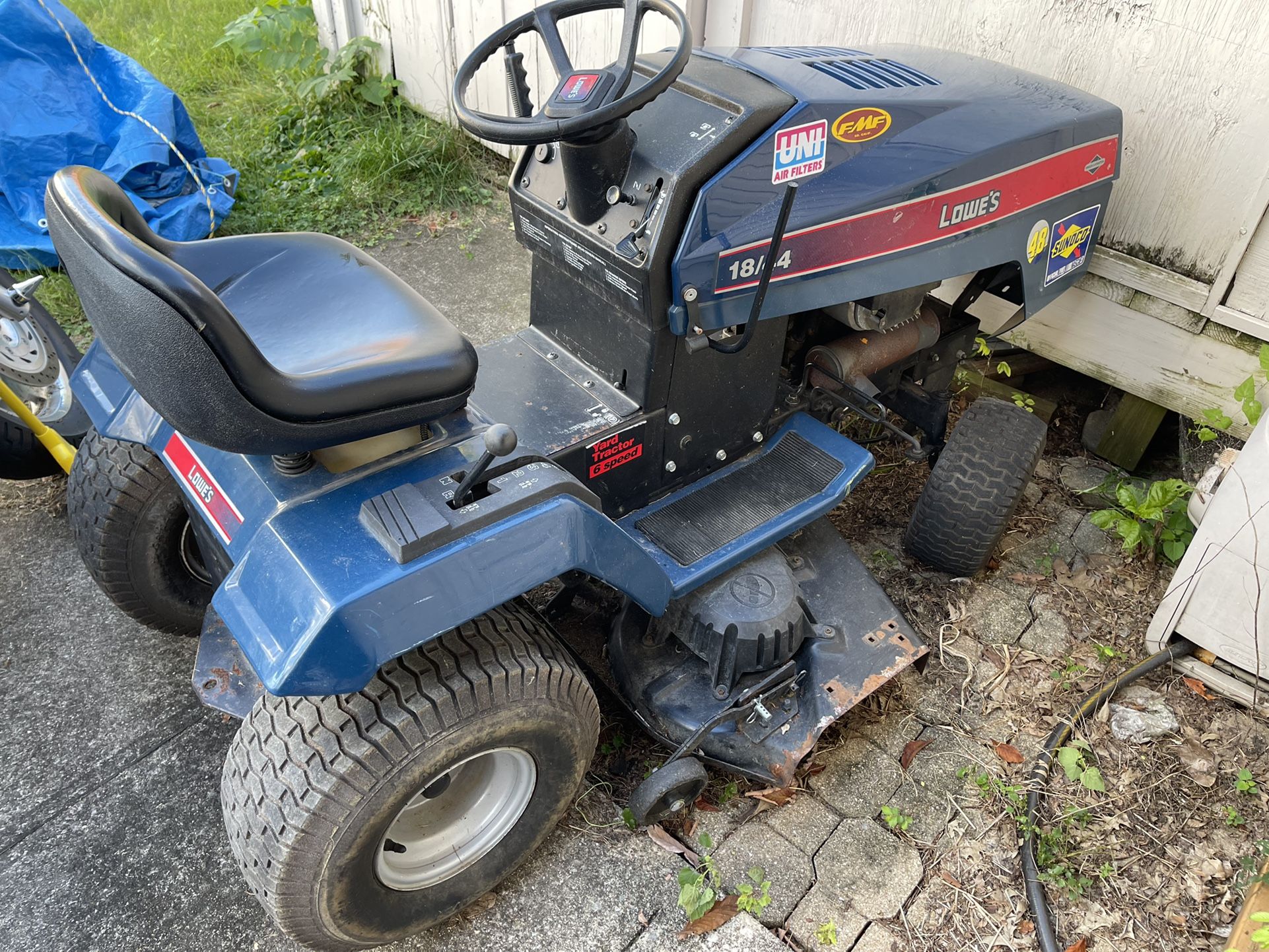 LOWES RIDING MOWER 