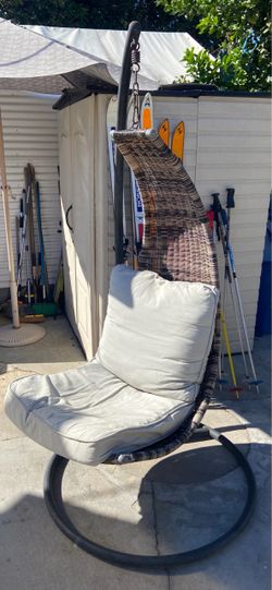 Wicker swinging chair