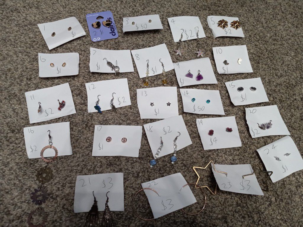 Various Jewlery (Earrings, Necklaces, Chokers, Bracelets!)