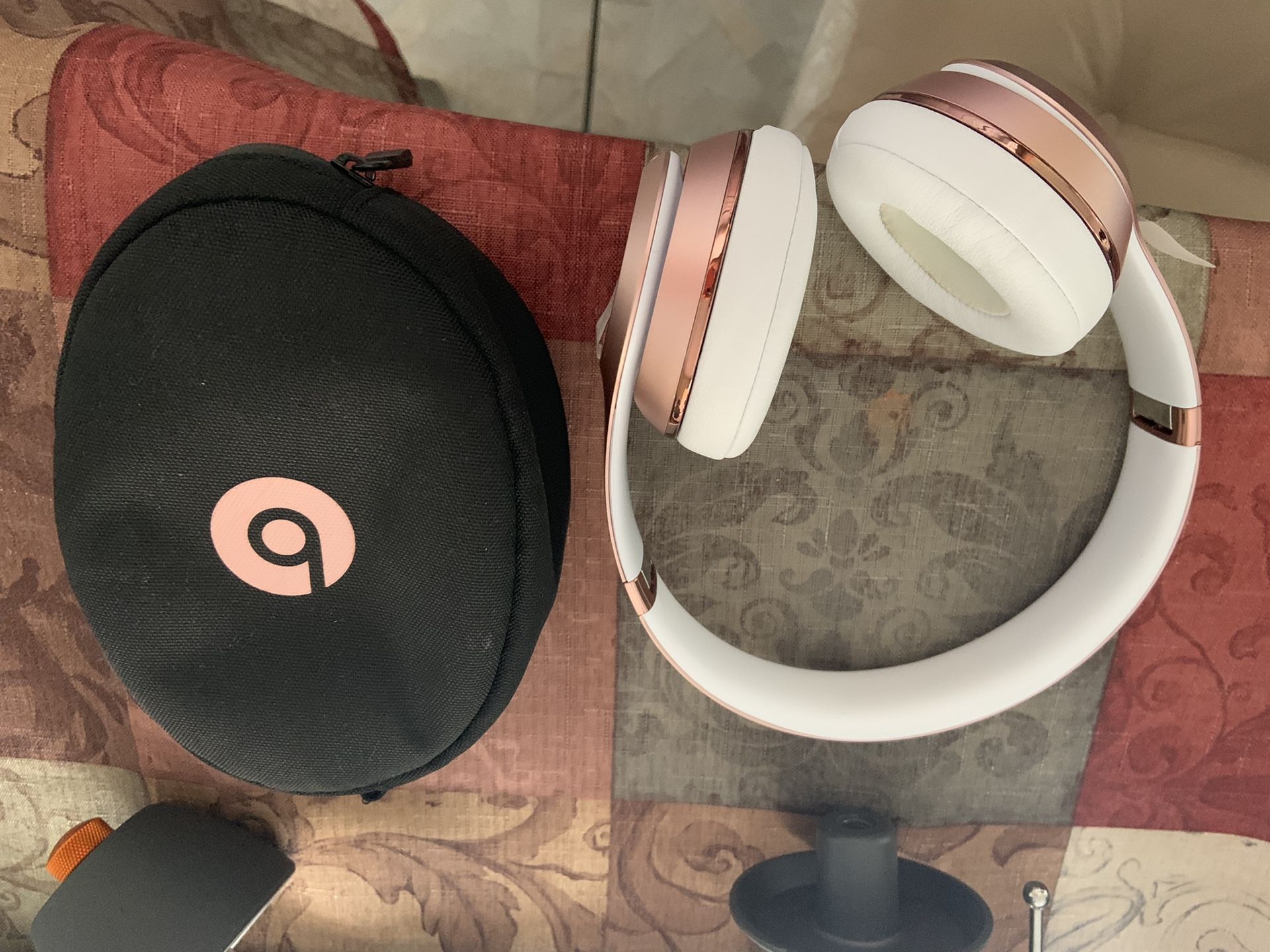 Rose Gold wireless solo 3 Beats Like New