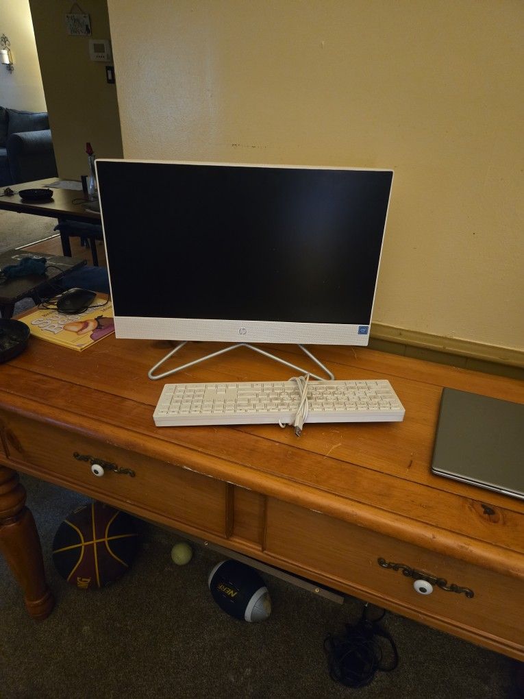 Window Desktop Computer With Keyboard