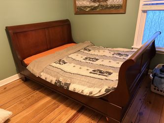 Mahogany wood sleigh bed