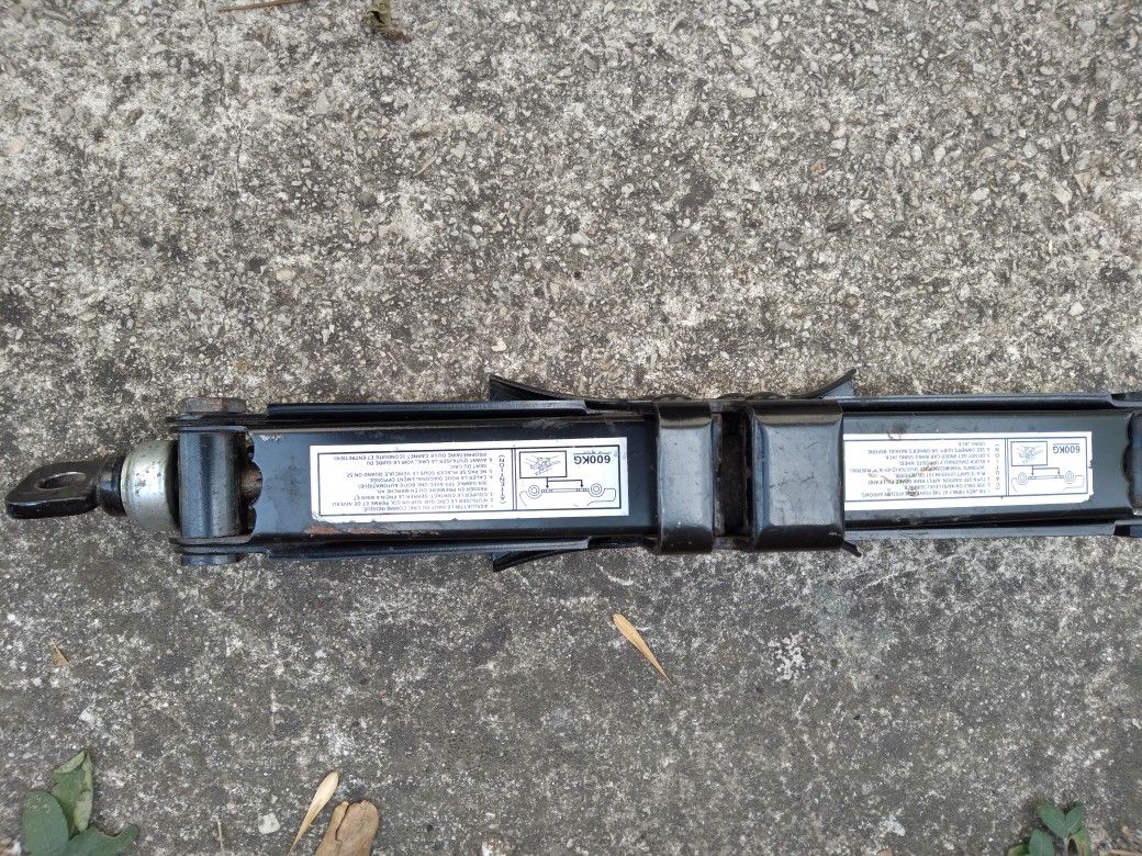SCISSOR JACK FOR OLDER KIA CAR