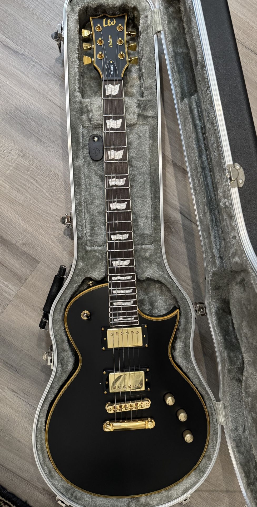 ESP LTD EC-1000 Duncan in Black Satin