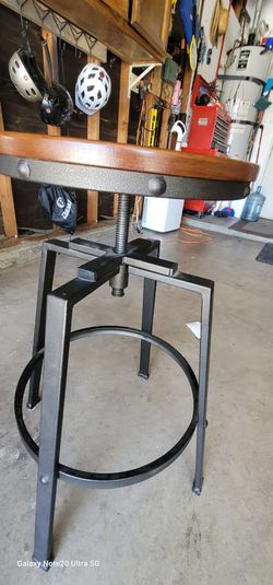 New 25" Swivel farm house heavy Duty barstools 120 for all 4 . Sells For 110 each