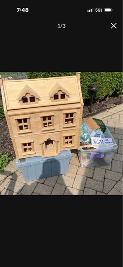 Dollhouse w/tote of Furniture