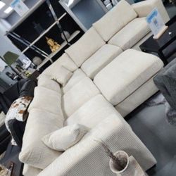 ✨️ Sectional Sofa ✨️ Furniture Queen Bedrooms, Dining Avail 