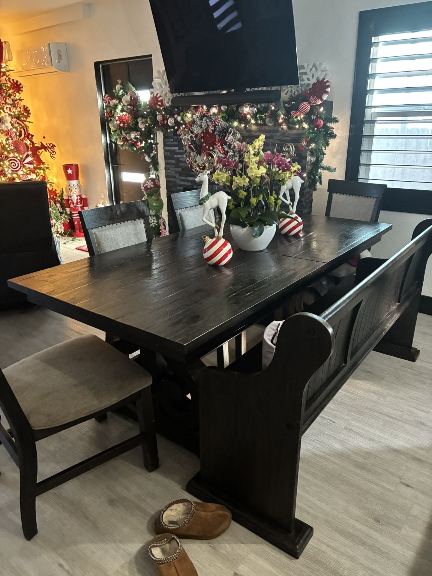 Dining Room Table And Seats 