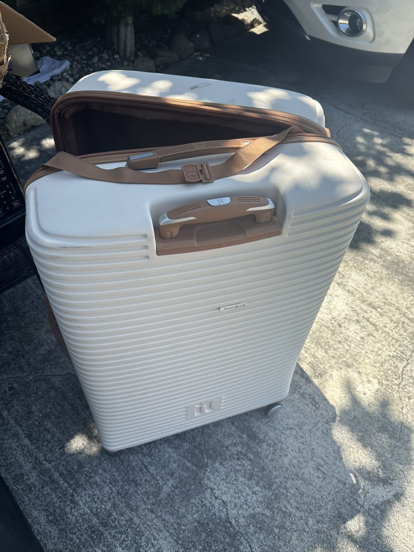 Large suitcase, great condition, free