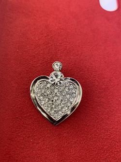 Beautiful silver tone with sparkly rhinestone heart pendant