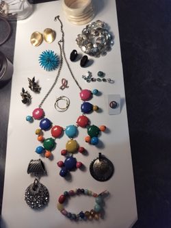 Gorgeous VINTAGE JEWELRY LOT 12