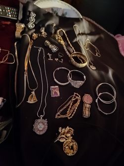 Lot of jewelry