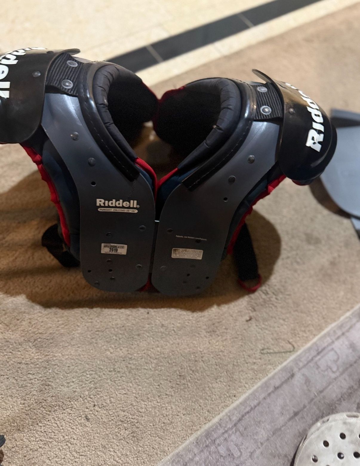 Ridell Persuit Youth 2XL shoulder pads