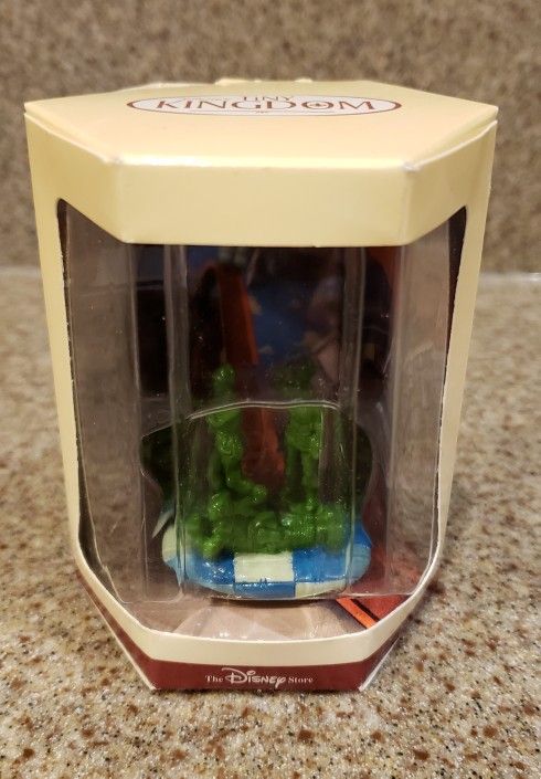 1995 Toy Story Tiny Kingdom Green Army Men Figurine